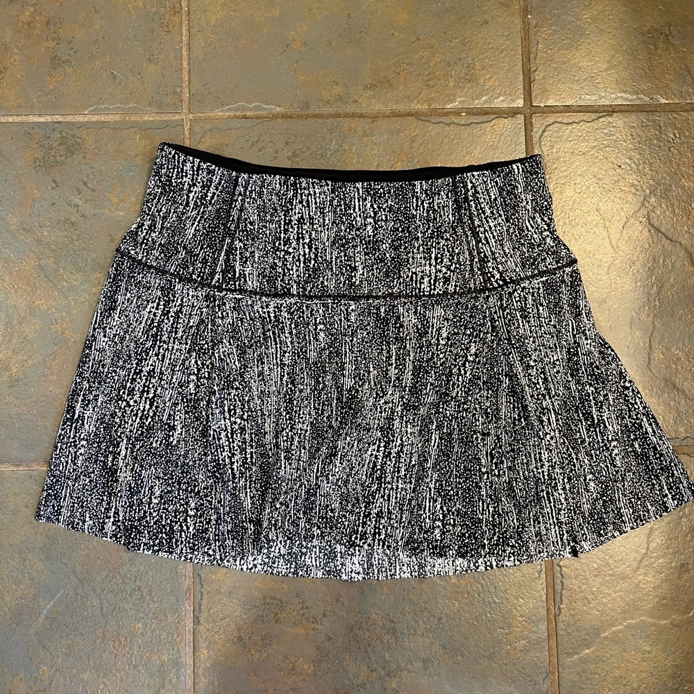 Lululemon skort skirt black/ white super soft EUC size 8